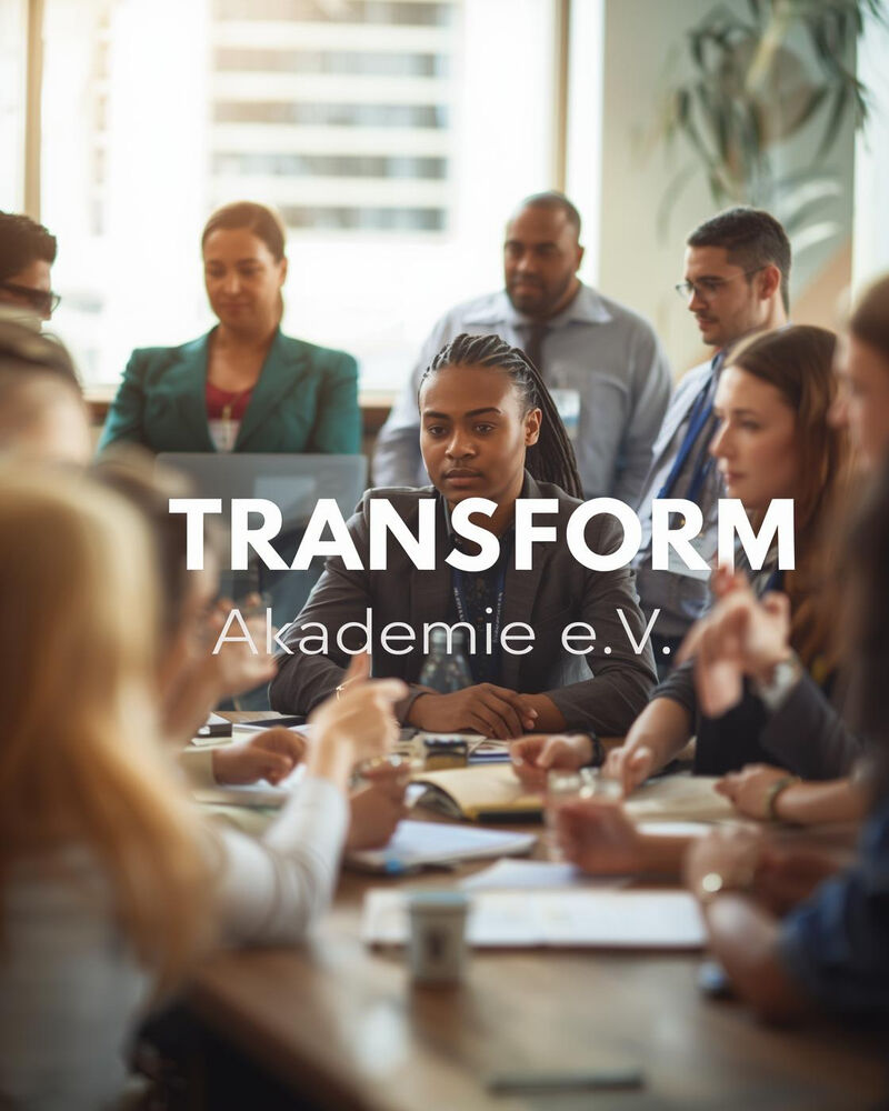 Team der Transform Akademie bei der Arbeit und Zusammenarbeit